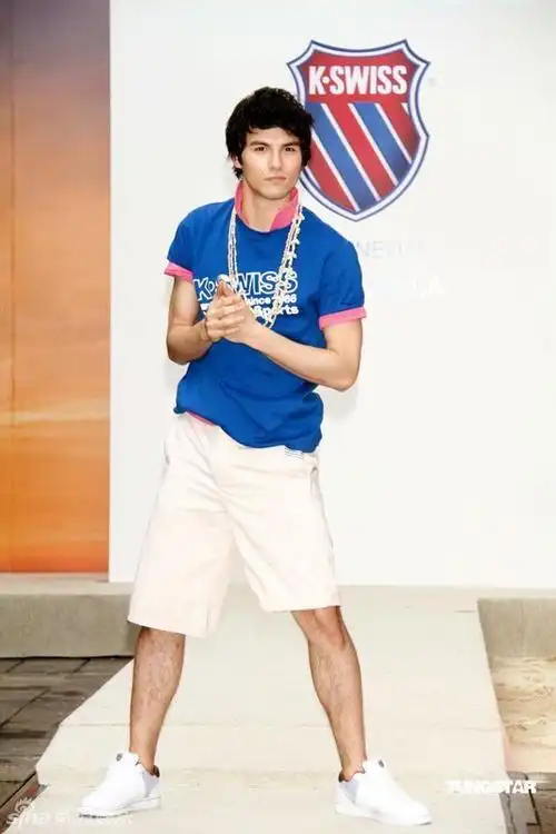 p>凤小岳(rhydian vaughan),1988年3月10日出生,华语影视男演员,模特