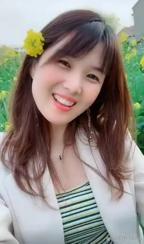 而在视频火了之后,她也并没有改变风格,反而将抛媚眼和微微的身体扭动