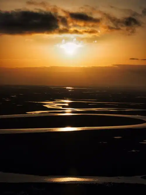 映衬在蜿蜒曲折的开都河上的景象,不然宽广的大草原一点意思都没有