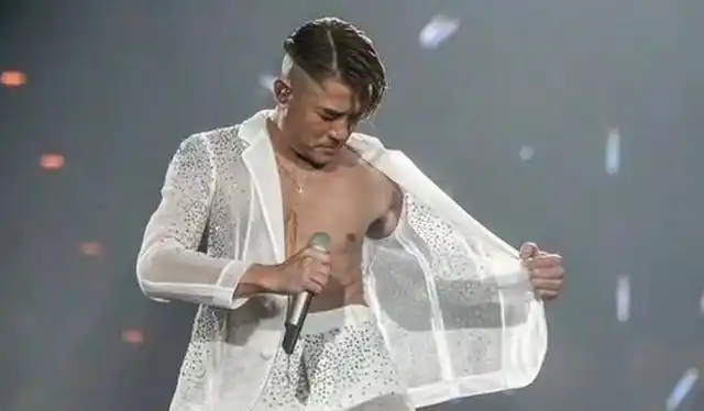 53岁郭富城演唱会撕衣大秀六块腹肌!