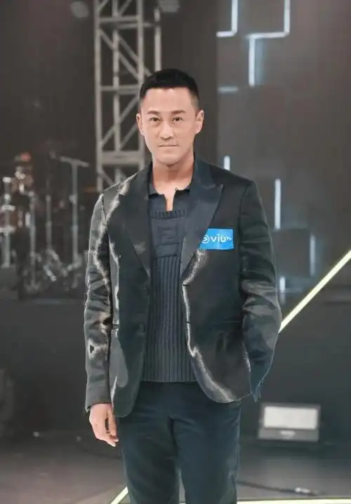 原创林峰现身活动暴露状态泪沟法令纹暴露下垂脸颊撑不起造型潮范