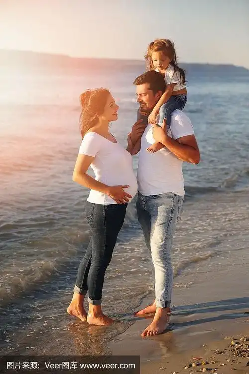 年轻的家庭抱着他们的女儿一起欢笑