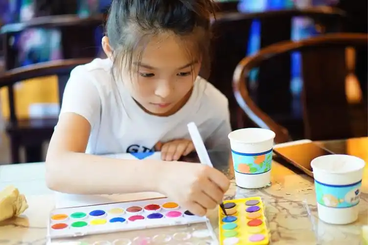 小宝是龙飞的小女儿,画画的样子可美了,又懂事又乖巧的小女生.