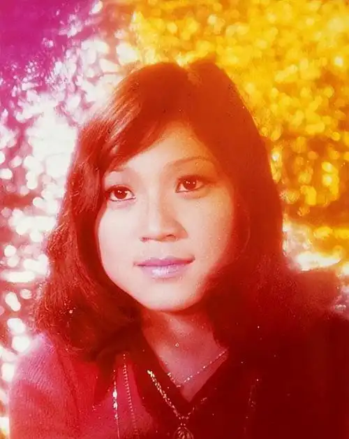 并成为无线电视台第二期艺员训练班的学员,同期同学有伍卫国,卢宛茵等