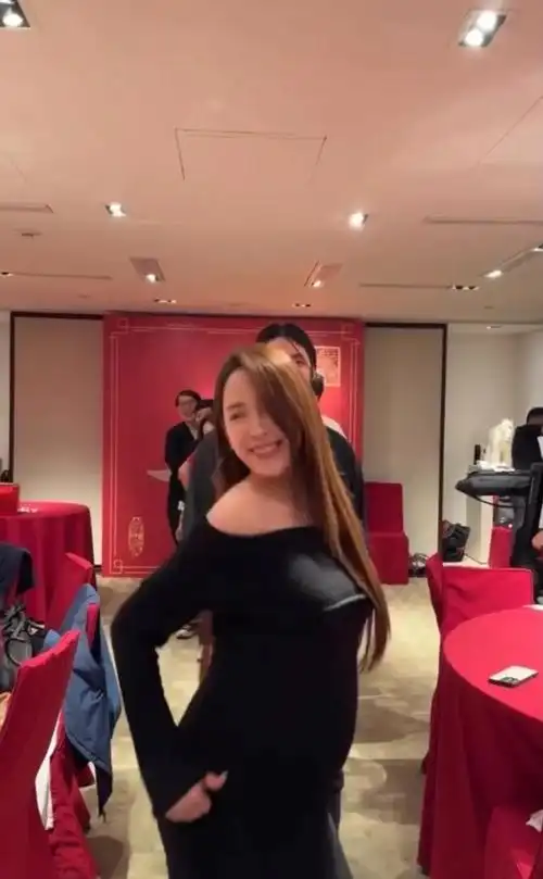 欧阳娜娜的爸爸过生日,妮妮挺孕肚跳舞,娣娣很漂亮,她家人真多