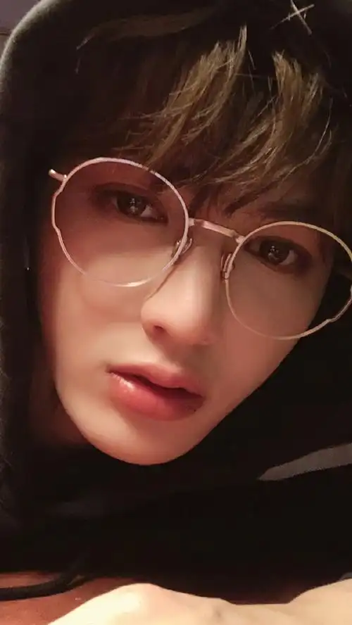 稚嫩小鲜肉朱正延帅气自拍高清图片手机壁纸 - tt98图片网