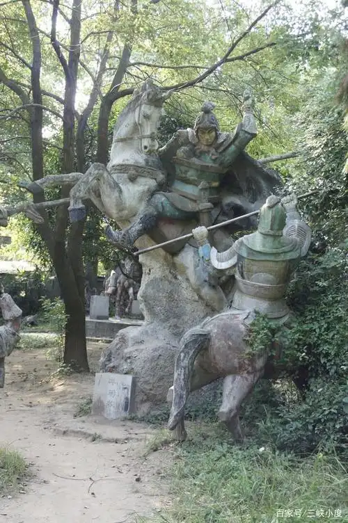 当阳长坂坡公园内的赵子龙大战长坂坡雕塑(当阳市文化馆供图)