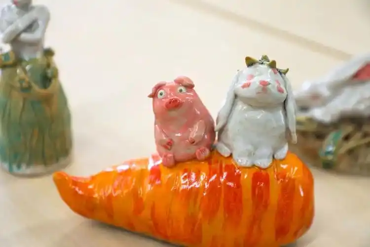 《多子多福兔》辰美学生制作的可爱兔年陶艺作品这些可爱的百变小兔吧