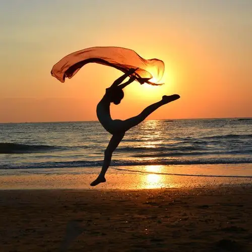 海边夕阳下舞蹈_唯美微信头像图片_扣扣居