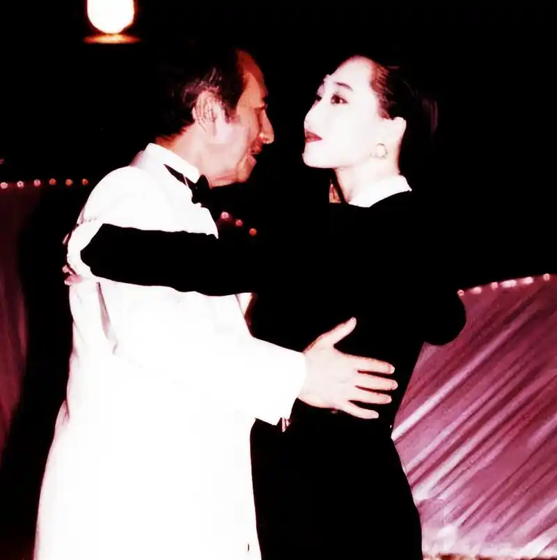 有一张香港女星利智在澳门与赌王何鸿燊跳舞的照片,赌王却称赞利智的