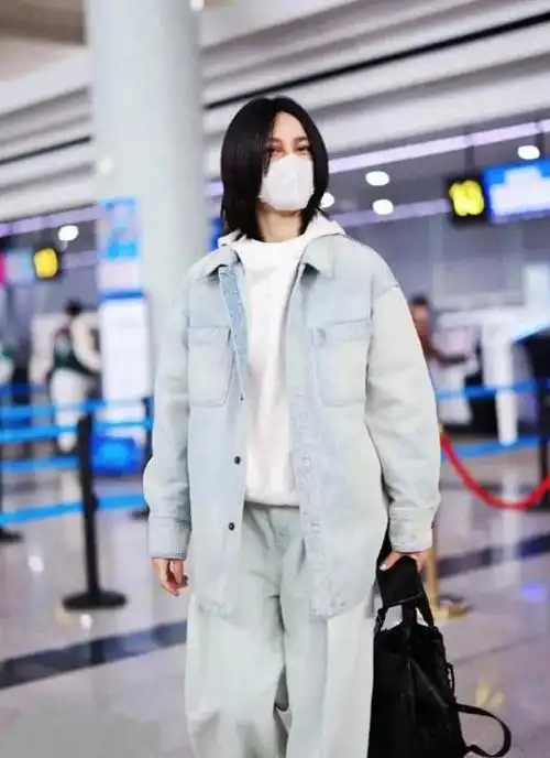 尚雯婕机场新造型引热议一身简约风格不失个性潇洒还时髦