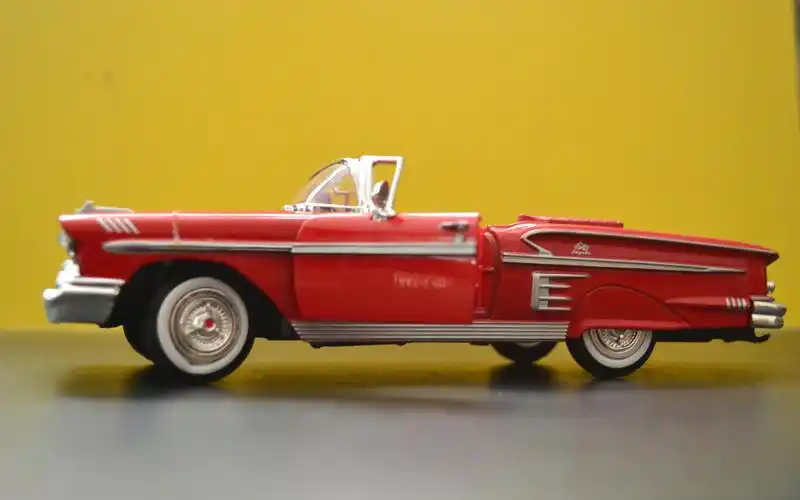 红色复古汽车模型图片桌面壁纸