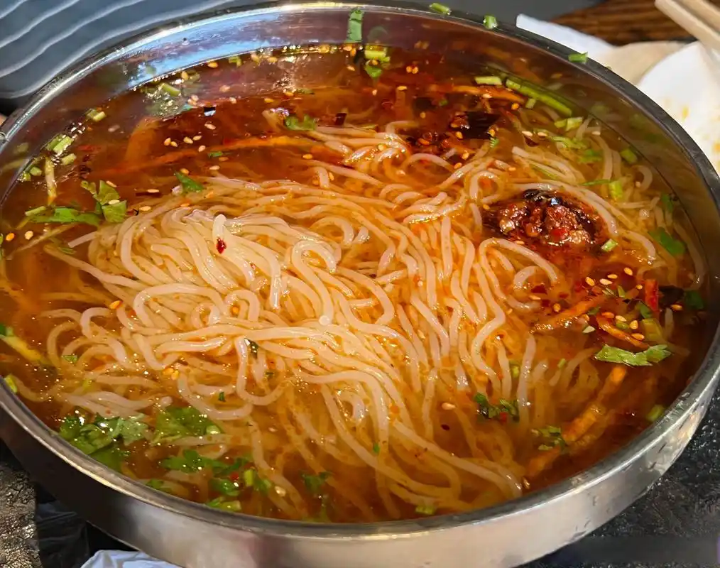 嘿～终于吃到了鸡西大冷面,本地的都是咸口的,当然为了照顾个人口味也