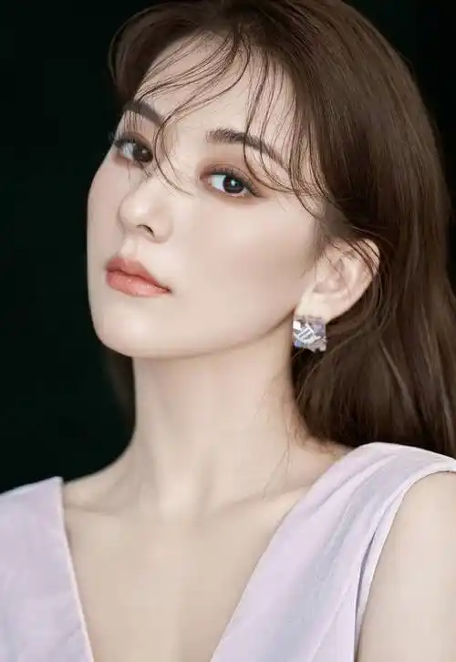 方媛晒写真照肌肤白嫩吹弹可破