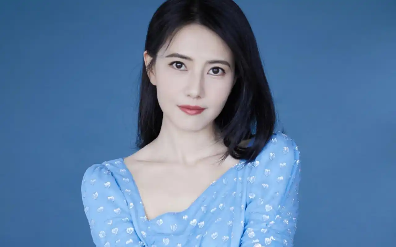 高圆圆蓝色长裙优雅写真桌面壁纸