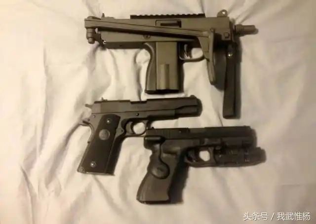 枪托呈展开状态的mac-10型冲锋枪