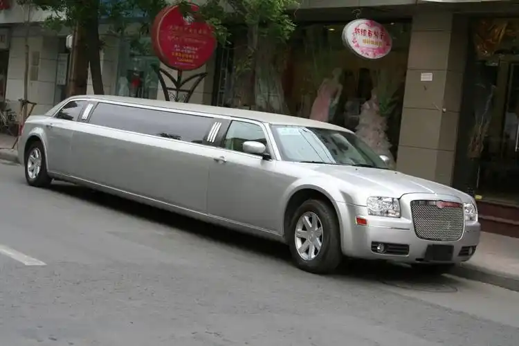 克莱斯勒300c加长(全国仅此一辆)