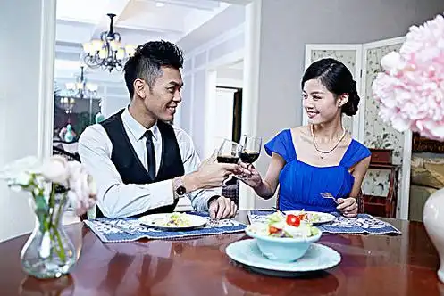 一家人吃饭图片