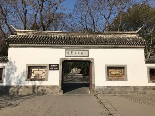 华夏名亭园位于陶然亭公园西湖西南角,始建于1985年,原址为西湖半园岛