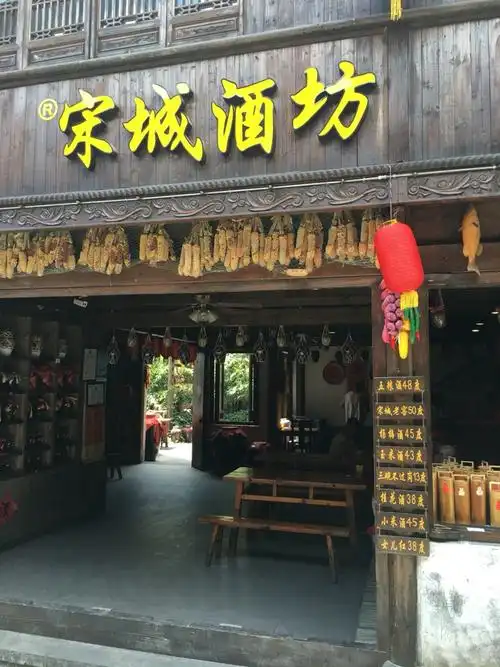 位于西湖风景区西南,北依五云山,南濒钱塘江,是中