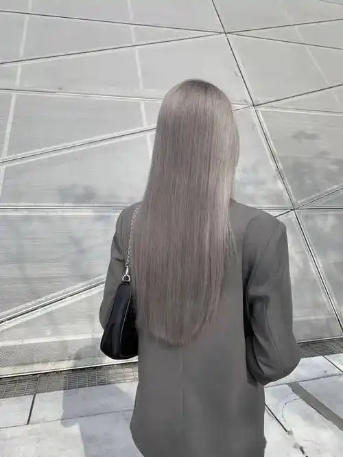 发型精选|探索灰色系发色的魅力与适用性_低调_时尚_观点