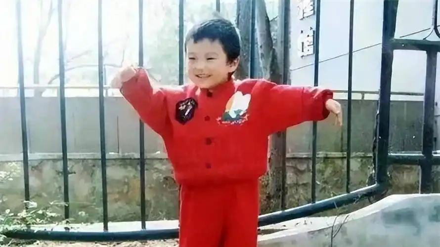 从那以后,邹翃燕便独自带着丁丁生活,她的全部收入几乎都用于照顾丁丁