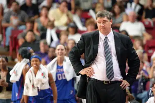 nba最强中锋兰比尔,乔丹见了都怕,伯德被打得不敢上场