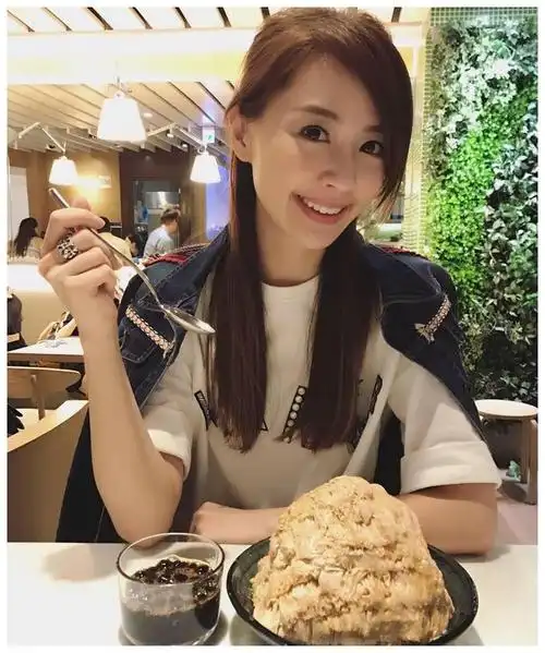 超甜美女神赖薇如doris超短窄裙上节目