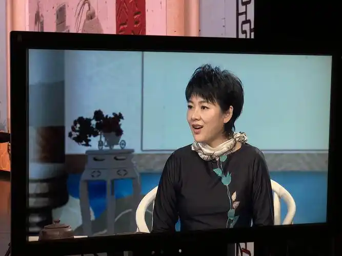 节目主持人姜华老师.