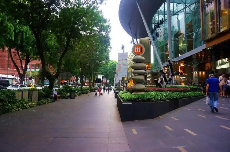 乌节路是新加坡的购物之路.它里面也有许多餐馆和酒店.