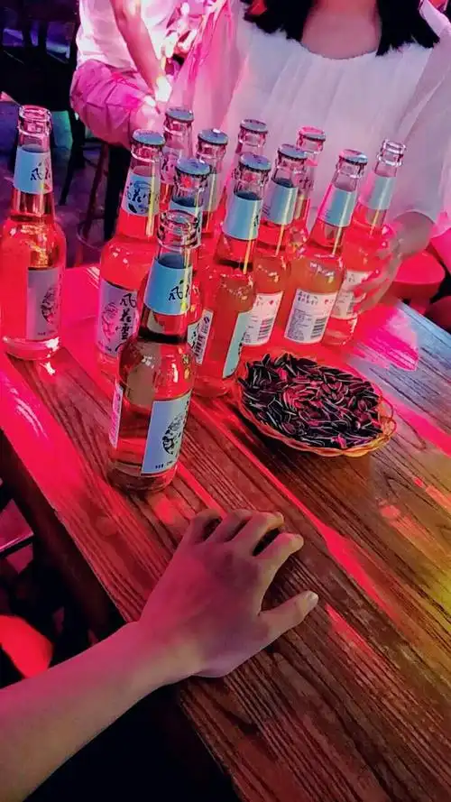 郎峡耢,好后悔没有租个头盔,吹死我了~ 晚上去了酒吧,酒吧没有拍照片