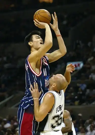 2002年10月23日,火箭队球员姚明在对阵圣安东尼奥马刺队的比赛中投篮.