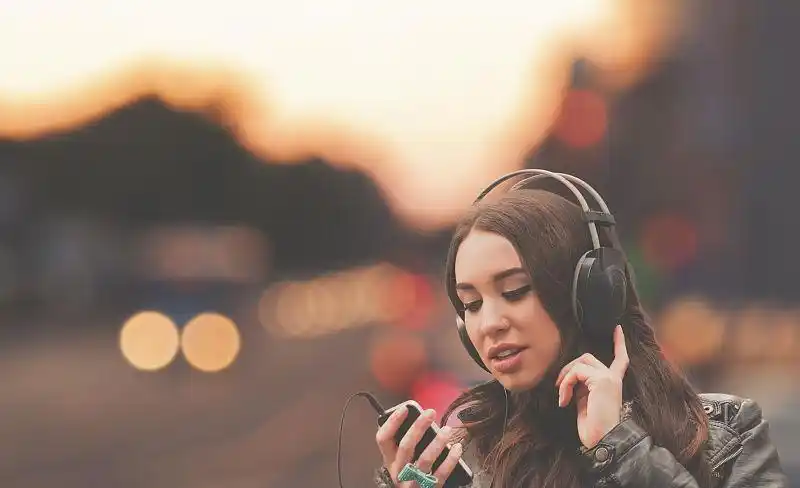 每天晚上饭后,我都会一个人安静的听歌.