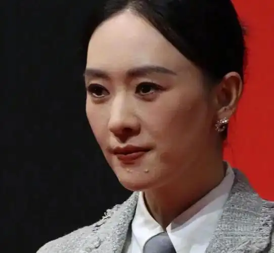 金晨的瘦弱身材遭到质疑,她选择了厚重的衣服来遮掩自己的瘦弱,但效果