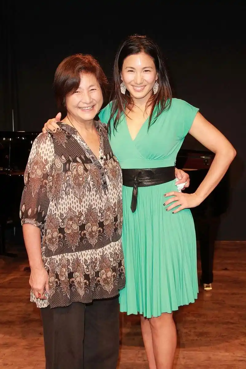 郑佩佩和刘涛的友情始于2013年的综艺节目《花儿与少年》第一季,两人