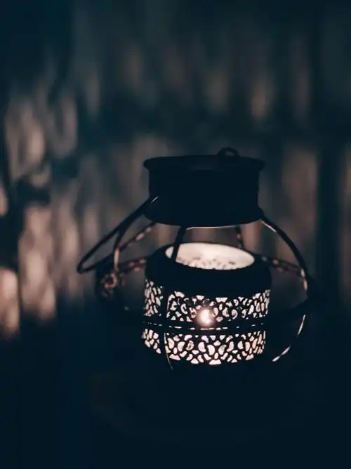 一间屋 一盏灯 一杯酒