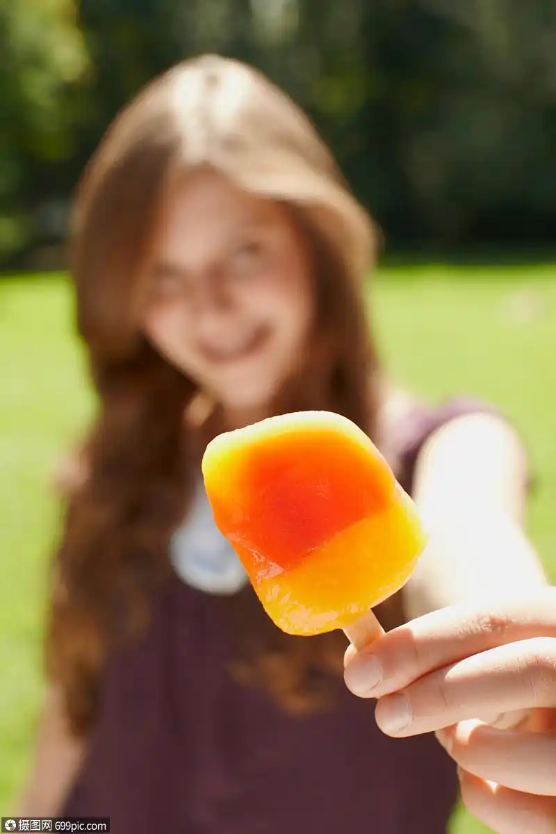 在公园吃冰棒的小女孩冰棍一个人