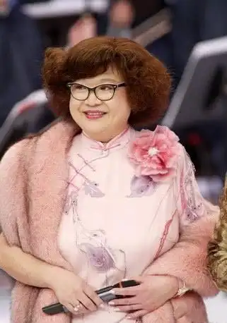 沈殿霞逝世12年,当年肥肥穿衣品位不差眼光却不好,愿天国有嫁衣