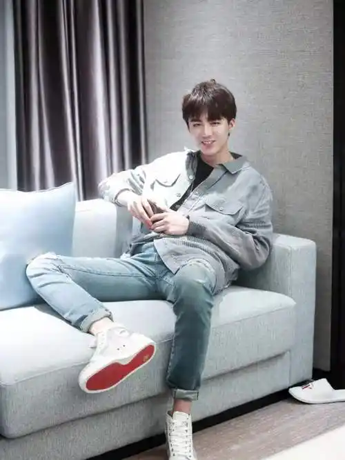 刘宇宁腿长居然有113!满屏的细腿长腰,慕了,4步拉直双腿变腿精