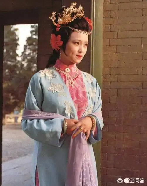 《红楼梦》中的夏太监多次敲诈贾府,元春知道吗,为什么不阻止?