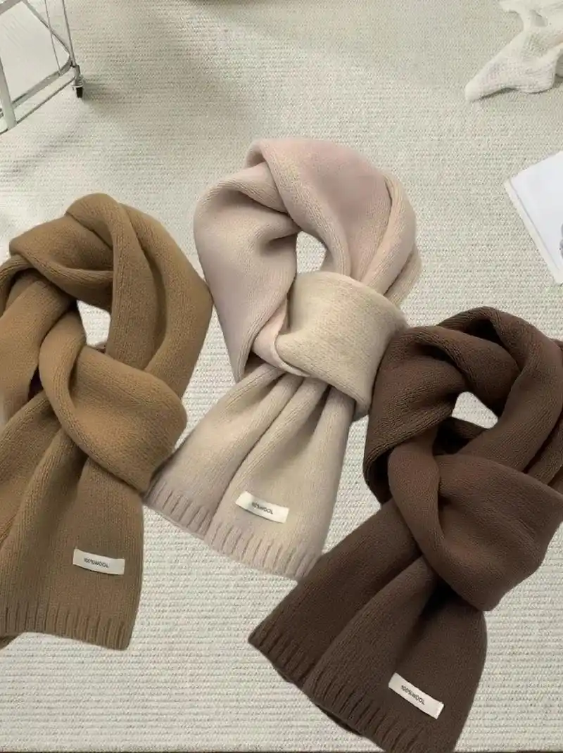 好喜欢这款围巾啊.纯羊毛面料的围巾,有经典的驼色和米色,百搭 - 抖音