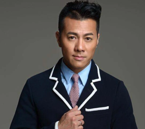 曾是香港一线歌手,却因妻子患癌放弃星途,如今沦落到农村卖唱