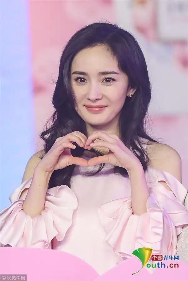 杨幂穿粉嫩睡裙细长美腿吸睛温柔甜笑俏皮比心