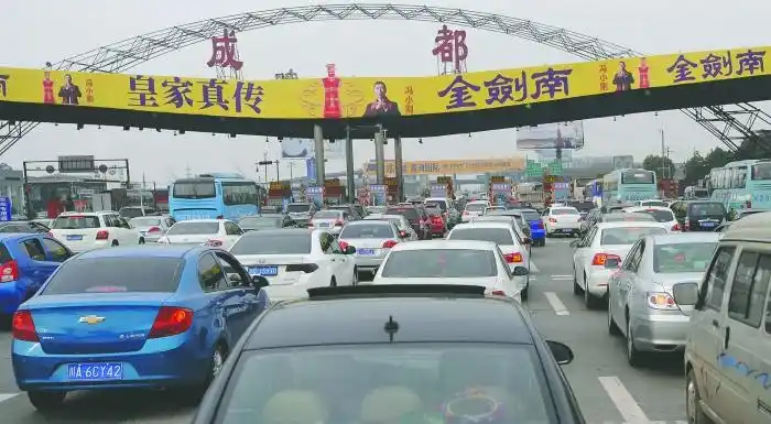 昨日下午4时,成雅高速成都出口,车辆排起长龙