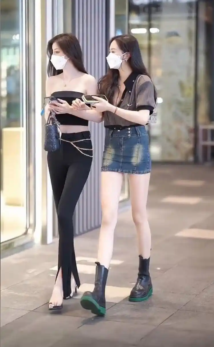 两个极品美女,你更喜欢那一位的穿搭#时尚穿搭# #时尚街拍美女