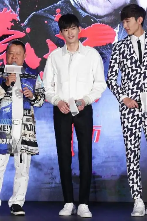 张翰被赞"像男友" 耿直答:玩玩就算?