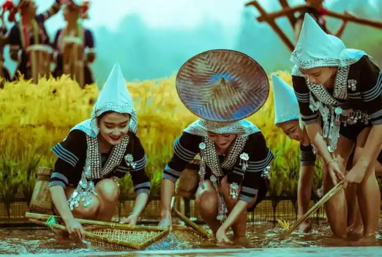 元阳61哈尼小镇:山间水沟如玉带,层层梯田似天梯|红河哈尼族彝族