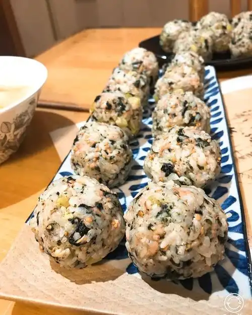 温温飞呀飞做的香菇火腿肉紫菜饭团