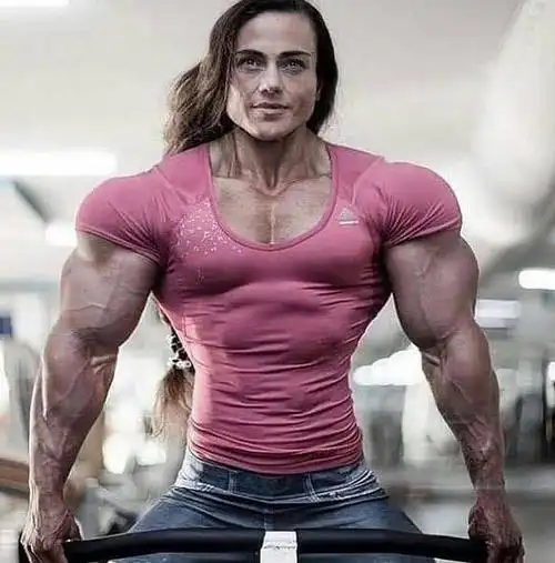 女子肌肉发达线条明显很多男人都无法企及竟还用药物提升自己