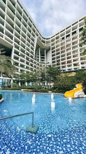 三亚机场边康年酒店,楼顶无边透明泳池,吸引无数游客前来打卡